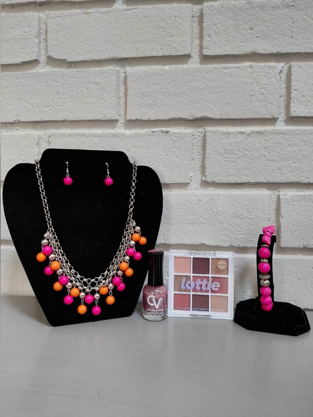 BUYERS GIVAWAY! 🎁 Beaded Necklace, Earrings and Bracelet W/Beauty Bundle. 🩷